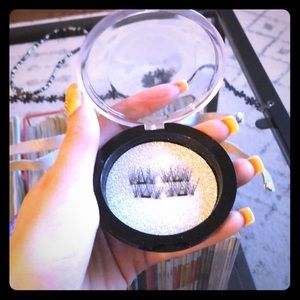 Magnetic half lashes.